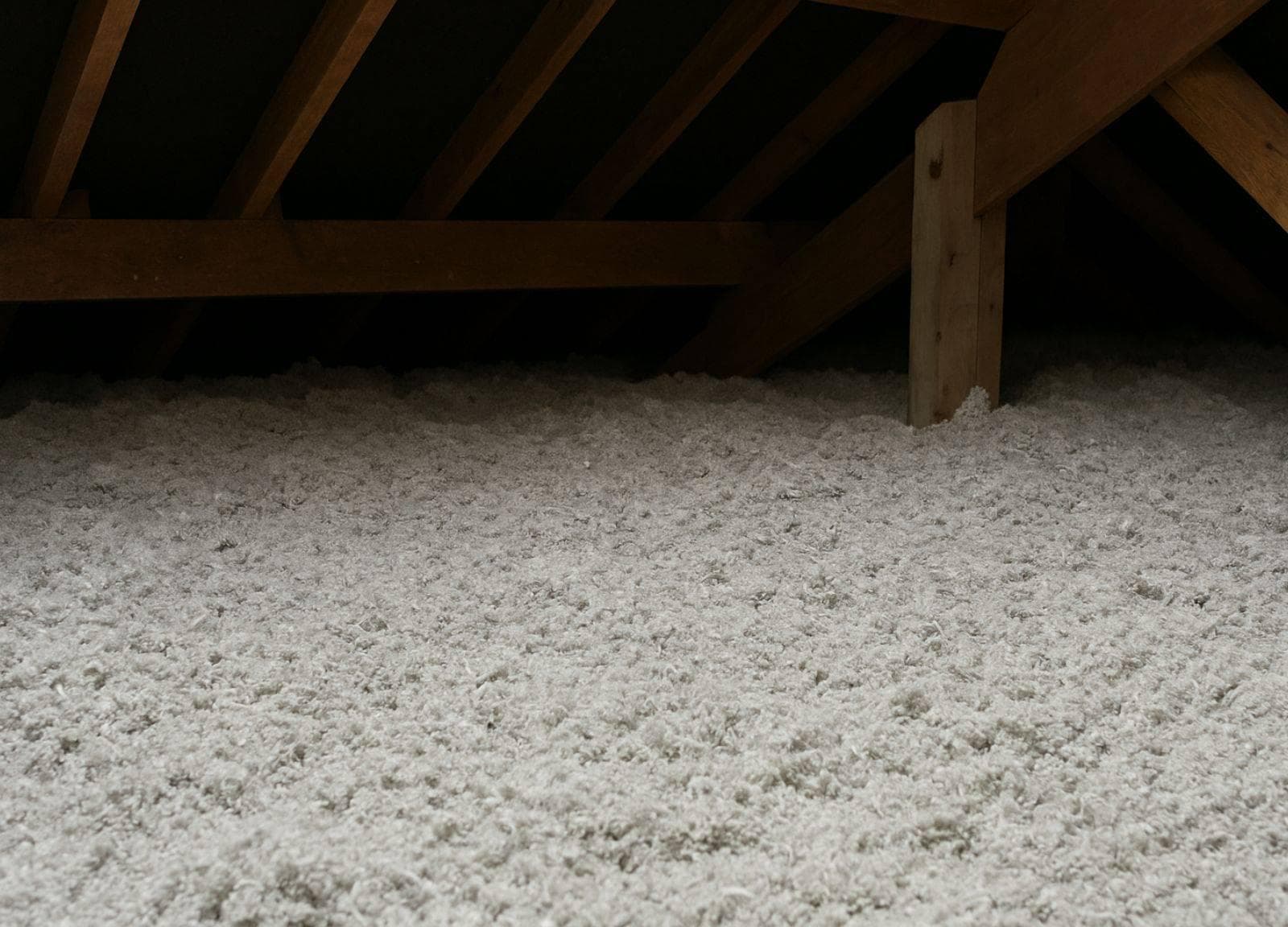 Ouate de cellulose soufflée dans des combles
